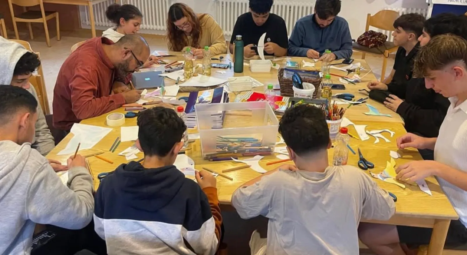 Jugendliche arbeiten gemeinsam an einem kreativen Projekt