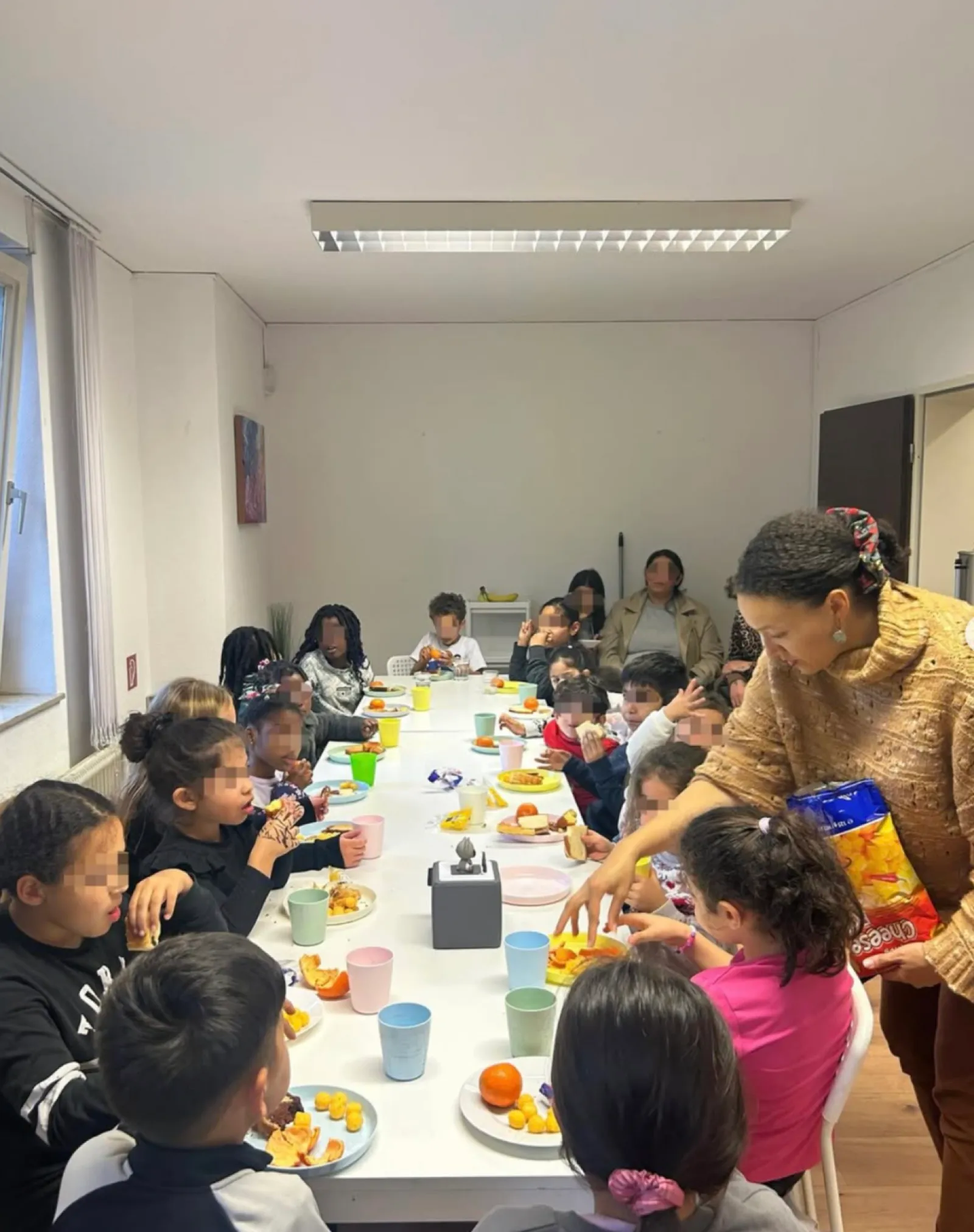Kinder beim gemeinsamen Mittagessen im Bildungsinstitut