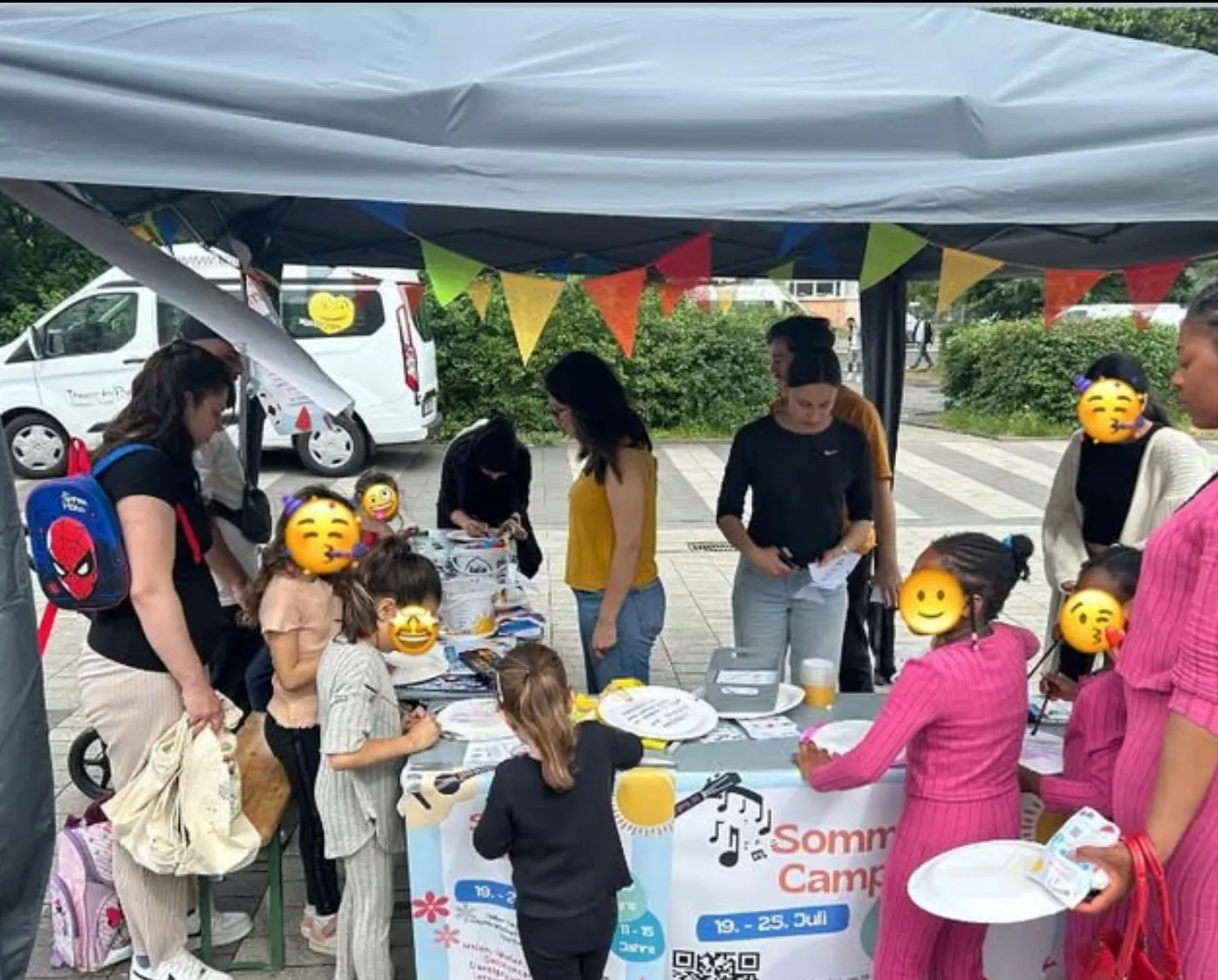 Mitmach-Stand mit Familien im Stadtteil Finkenberg